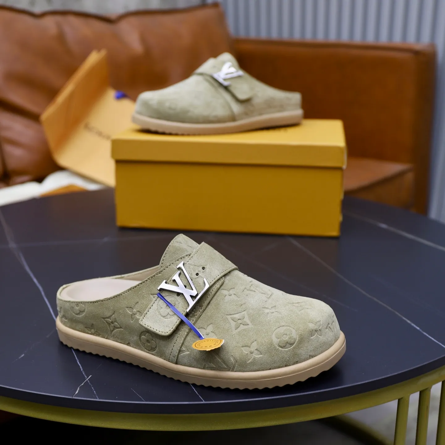 Ex-factory price: 520💰🙅‍♂️🙅‍♂️🙅‍♂️Birkenstock Brand: LV Louis Vuitton Standard code: 38-45 (cowhide lining) Grade: Same as the official website Material: Original leather design Original rubber wear-resistant molded outsole Style category: Men's fashion sandals Distinguished luxury brand elements Top luxury Color: Actual picture color